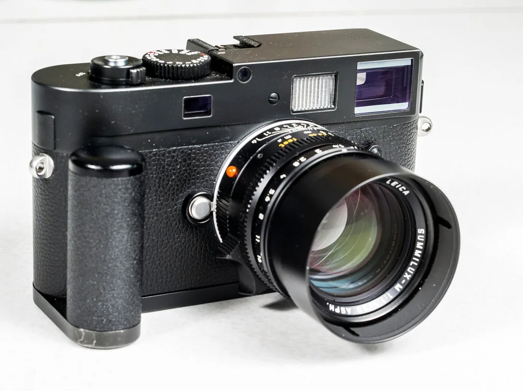 M Monochrom